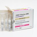 En esta foto, proporcionada por Pfizer en agosto de 2024, se muestra el empaque de la vacuna de la empresa, actualizada contra el COVID para personas de 12 años en adelante y aprobada por la Administración de Alimentos y Medicamentos, el jueves 22 de agosto de 2024. (Steven Decroos/Pfizer vía AP)