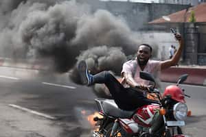 Protestas en Kinshasa, República Democrática del Congo, el martes 28 de enero de 2025, contra los avances del grupo rebelde M23, respaldado por Ruanda, en la ciudad de Goma, en el este del país. (AP Foto/Samy Ntumba Shambuyi)
