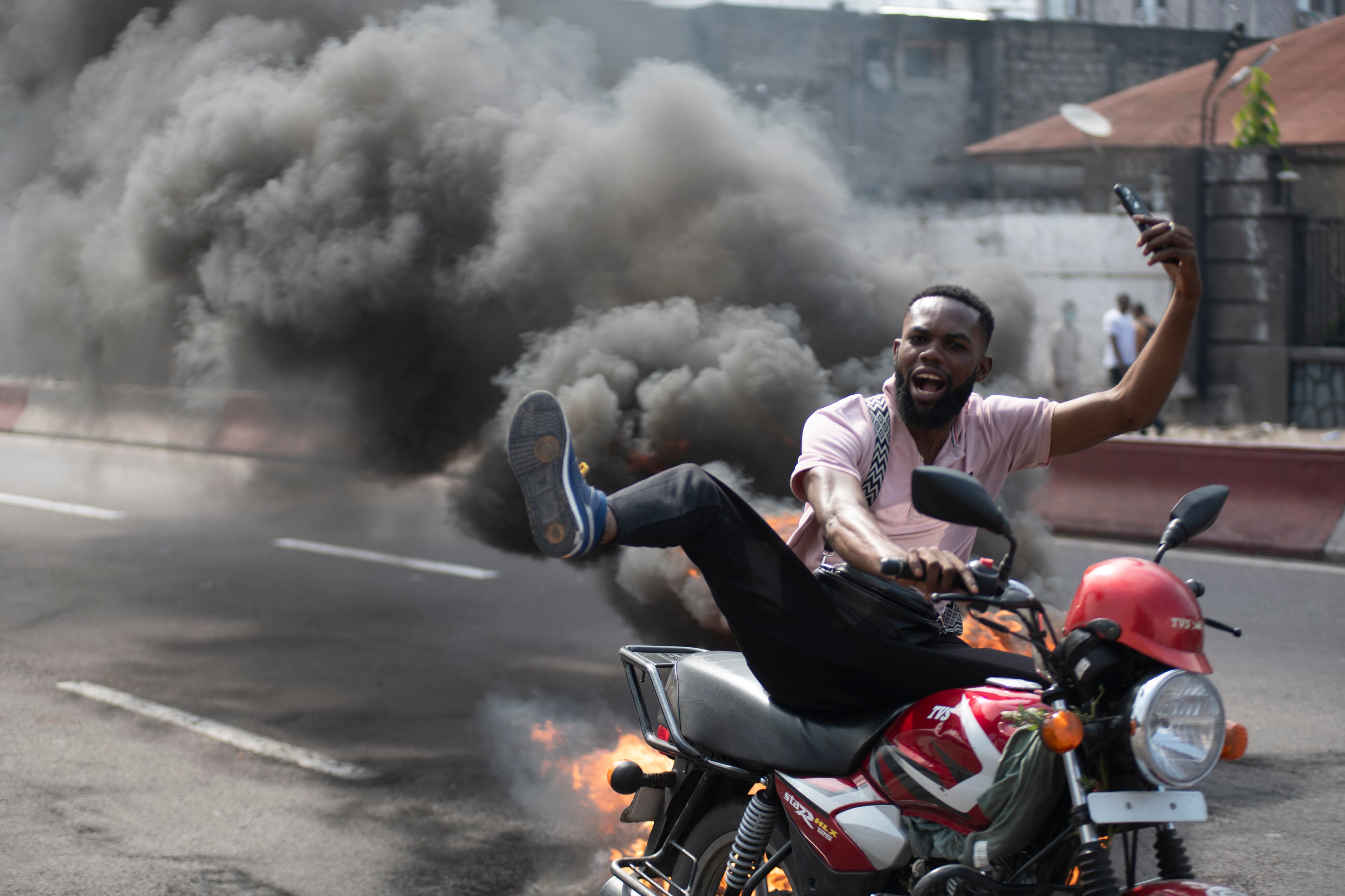 Protestas en Kinshasa, República Democrática del Congo, el martes 28 de enero de 2025, contra los avances del grupo rebelde M23, respaldado por Ruanda, en la ciudad de Goma, en el este del país. (AP Foto/Samy Ntumba Shambuyi)