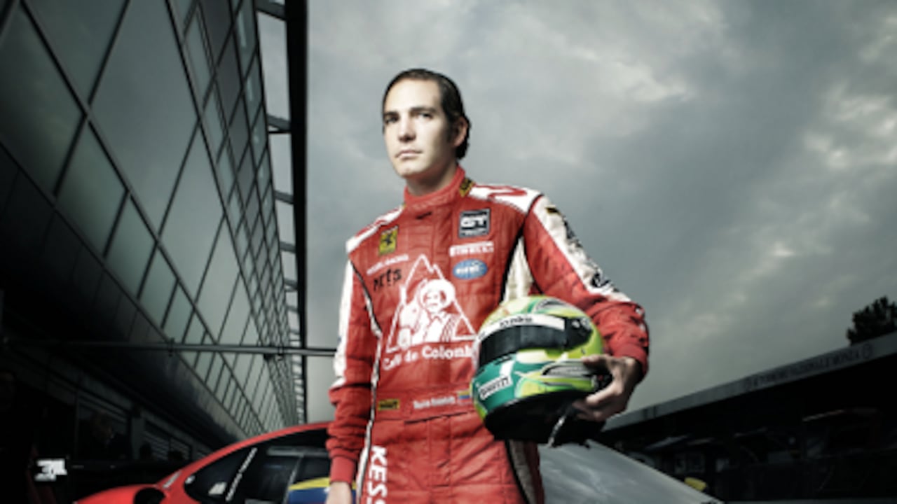 Uno de los pilotos colombianos de la legión que compite en el extranjero es Steven Goldstein. Acá, en la pista de Monza junto al Ferrari F430.