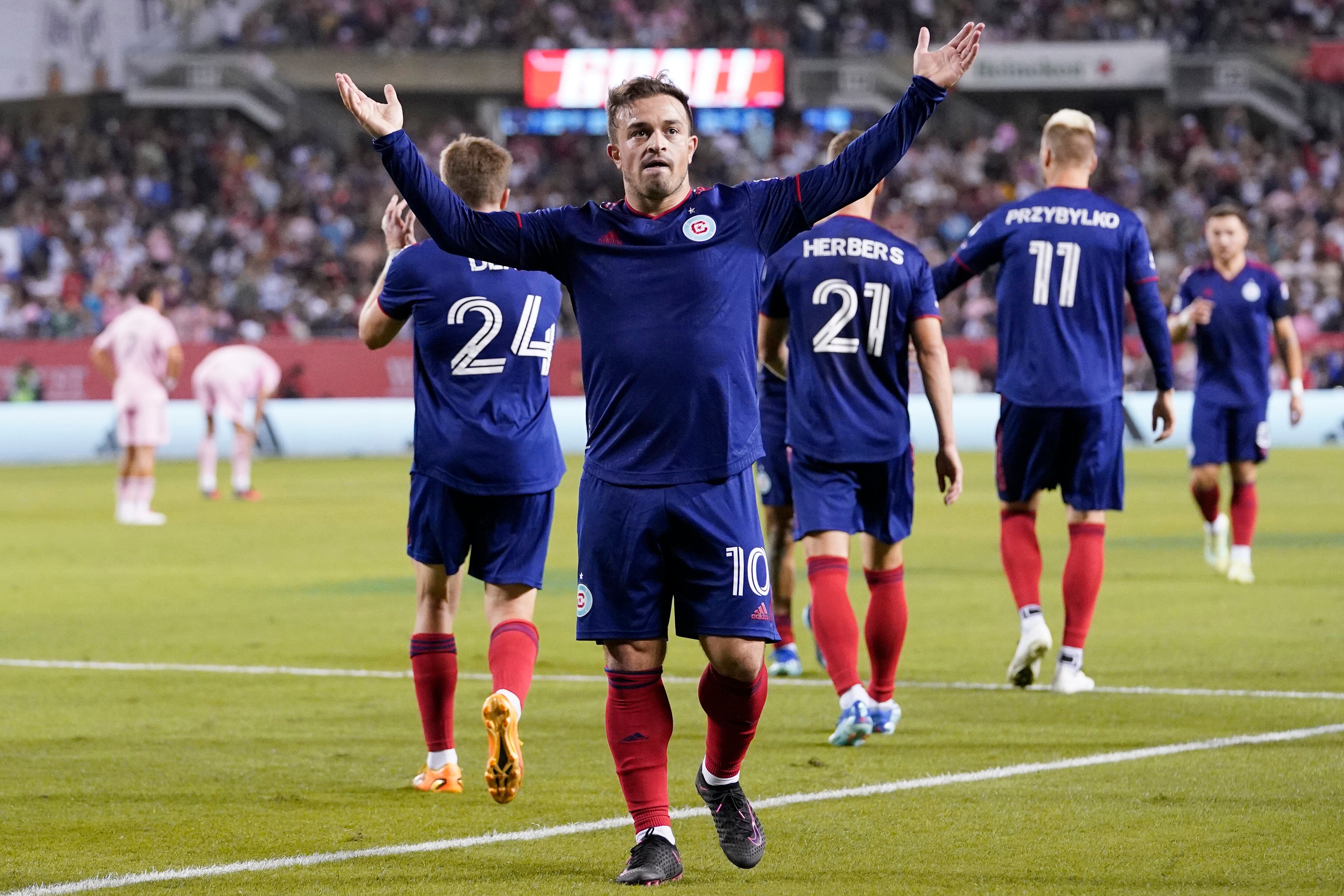 El mediocampista del Chicago Fire Xherdan Shaqiri celebra después de anotar su segundo gol durante la segunda mitad de un partido de fútbol de la MLS contra el Inter Miami en Chicago, el miércoles 4 de octubre de 2023. (Foto AP/Nam Y. Huh)
