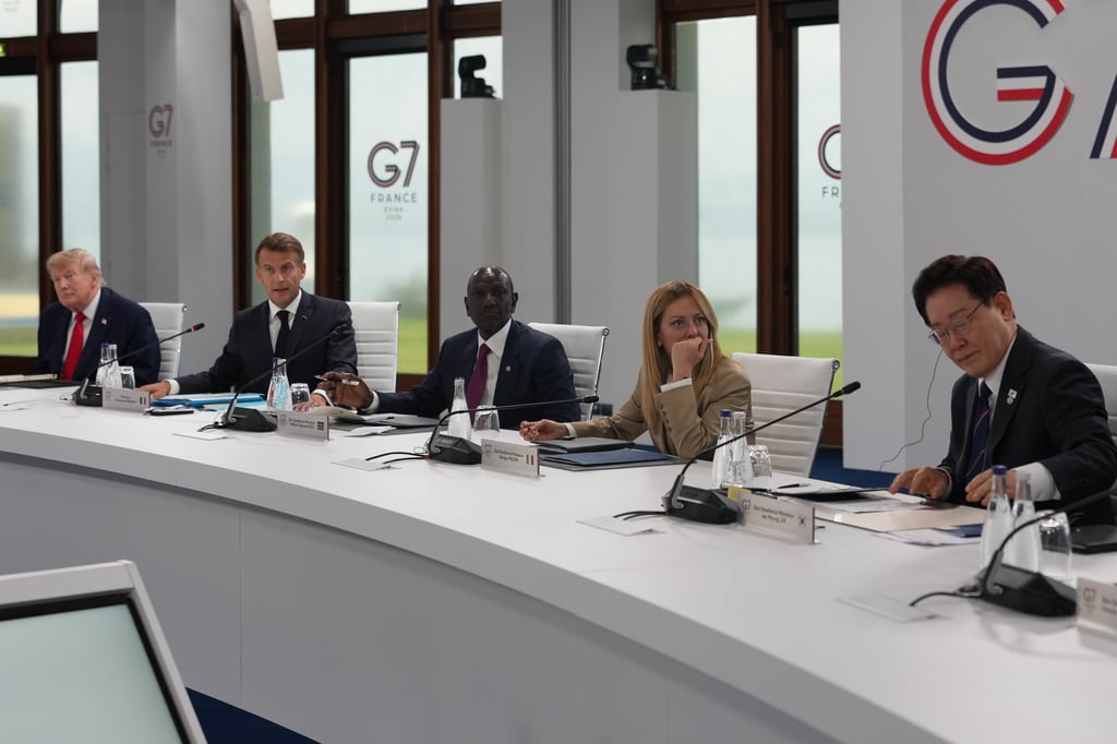 El presidente Donald Trump participa en una sesión de trabajo con otros líderes durante la cumbre del G7, el martes 16 de junio de 2026, en Evian-les-Bains, Francia. (Foto AP/Julia Demaree Nikhinson)