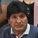 El expresidente de Bolivia, Evo Morales, observa durante una conferencia de prensa en Cochabamba, Bolivia, el 4 de octubre de 2024. Morales, quien se ha enfrentado al actual líder del país, dijo el viernes que las acusaciones de que violó a una adolescente cuando estaba en el poder eran una "mentira". ". (Foto de FERNANDO CARTAGENA/AFP)