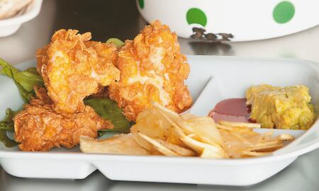 El hombre alega que pidió alitas y recibió nuggets. 