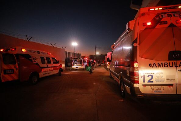 Al sitio del accidente llegaron los servicios de emergencia y, tras una evaluación, se determinó que el joven se encontraba sin signos vitales. Al parecer, las llantas del camión habían pasado por encima de su cabeza, causándole la muerte de manera instantánea. (Photo by Manuel Velasquez/Getty Images)