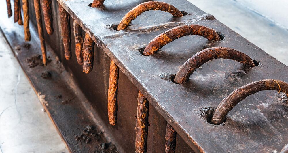 Linda Pongutá, Árbol palo, 2022 - Viga de hierro y tejido en tabaco - Dimensiones variables.Espacio Continuo, Bogotá.