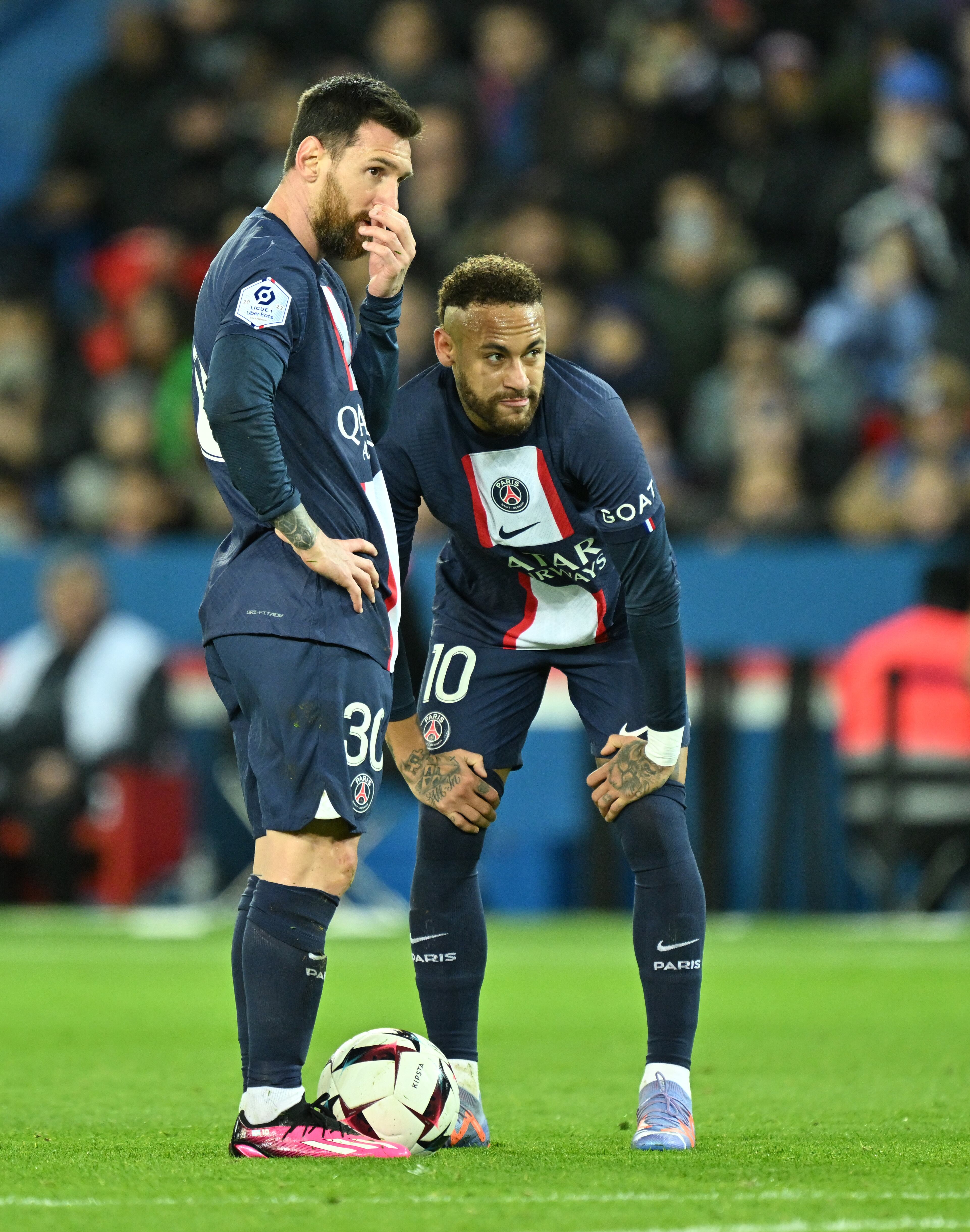 Lionel Messi y Neymar dialogan en un tiro libre durante el partido contra el Angers por la Ligue 1.
