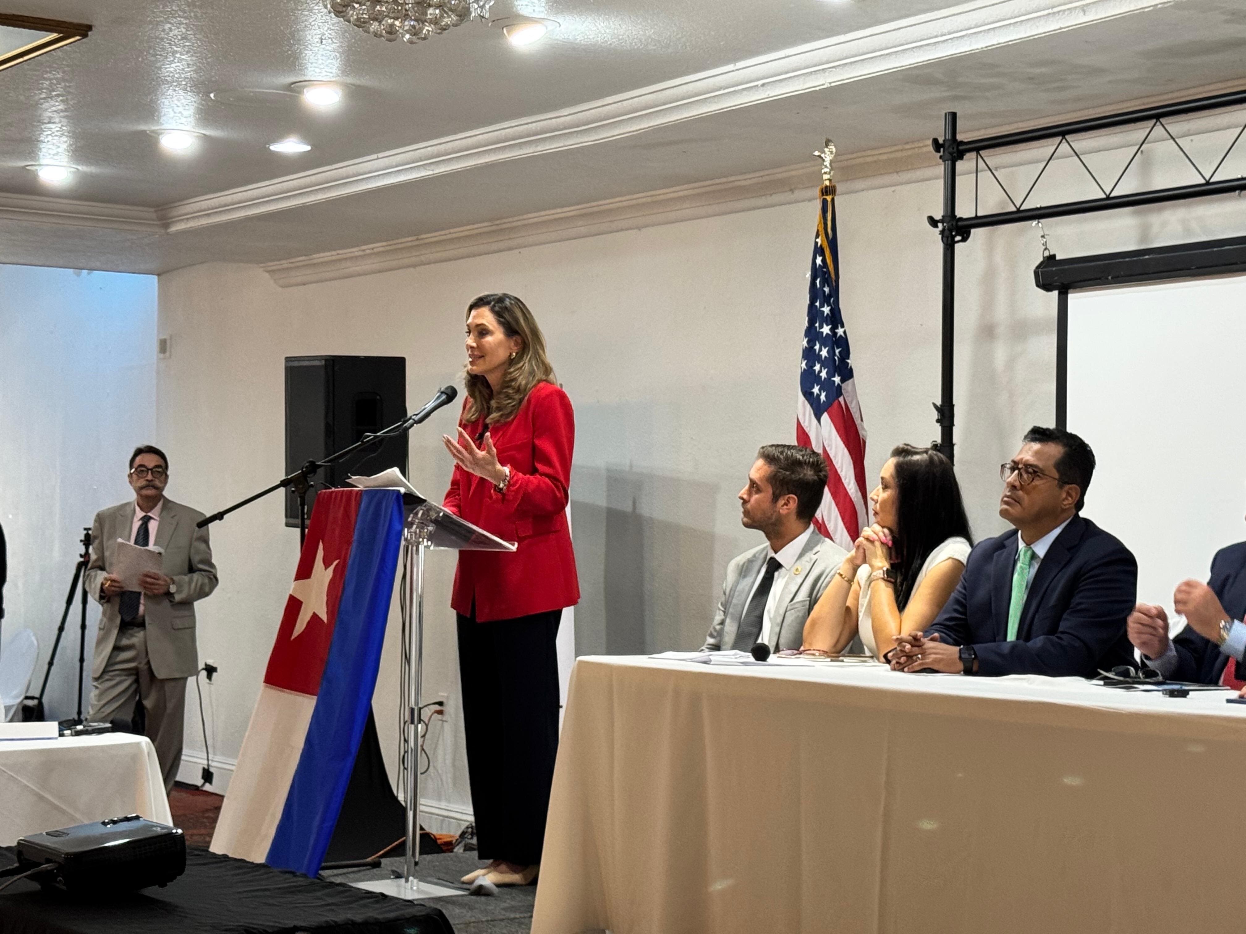 Sofy Casas, columnista de SEMANA, participó en el foro Salvar a Cuba, en Miami.