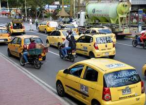 Varios taxistas se han unido al plantón que se llevo a cabo en los alrededores del Centro Administrativo Municipal, CAM. Los motoristas afirman que el alto precio de los combustibles y la propagación del servicio informal los tiene al borde del colapso económico. Fotos Raúl Palacios / El Pais / Julio 24 del 2023 Cali.