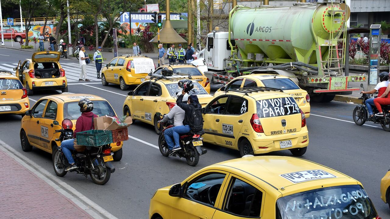 Varios taxistas se han unido al plantón que se llevo a cabo en los alrededores del Centro Administrativo Municipal, CAM. Los motoristas afirman que el alto precio de los combustibles y la propagación del servicio informal los tiene al borde del colapso económico. Fotos Raúl Palacios / El Pais / Julio 24 del 2023 Cali.