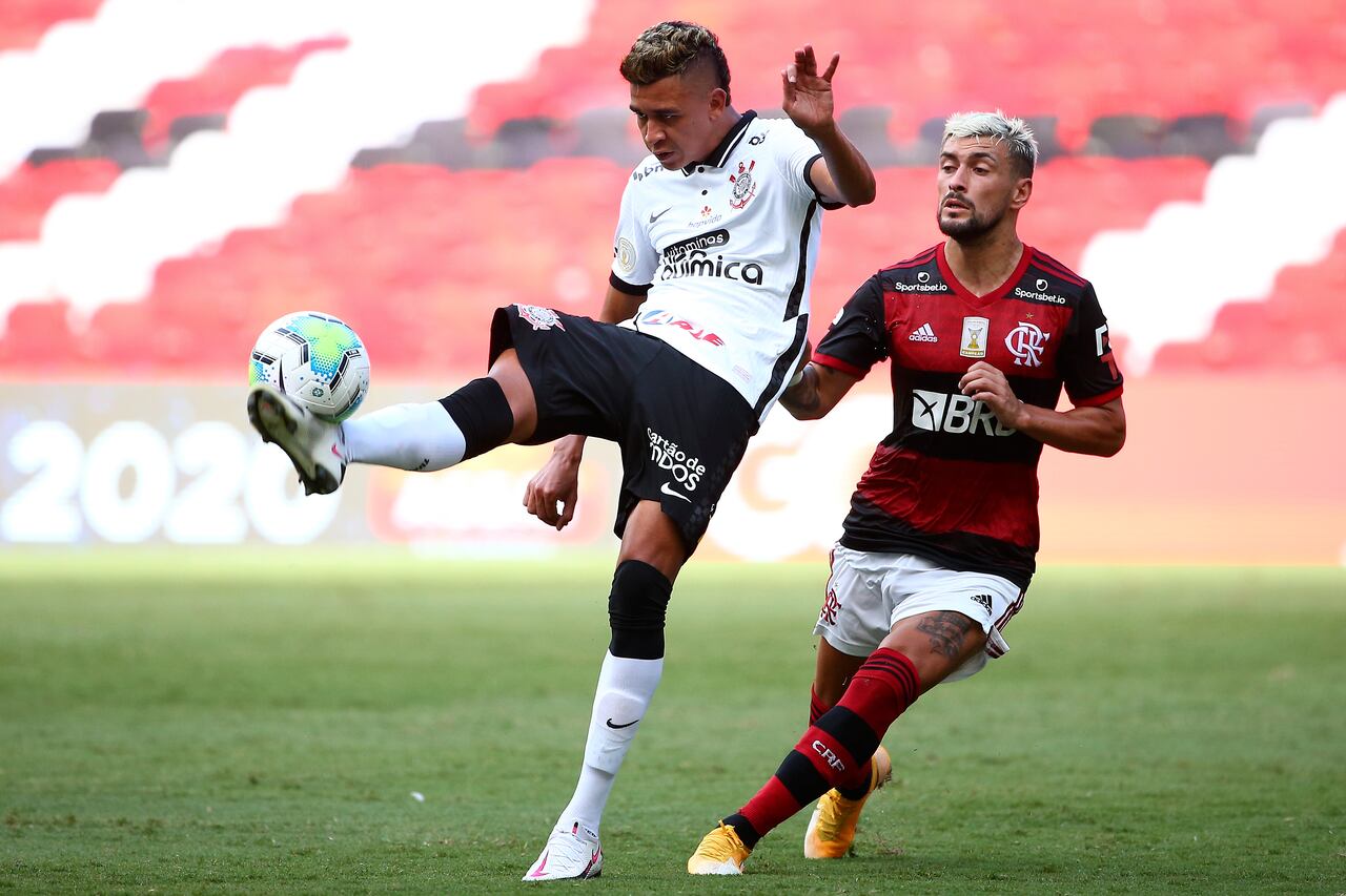 Víctor Cantillo en un juego del campeonato brasilero vs Flamengo