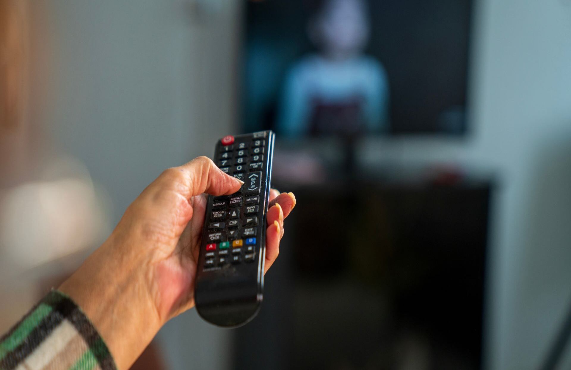 Uno de esos botones es el marcado como “AD”, presente en muchos mandos de televisores actuales.