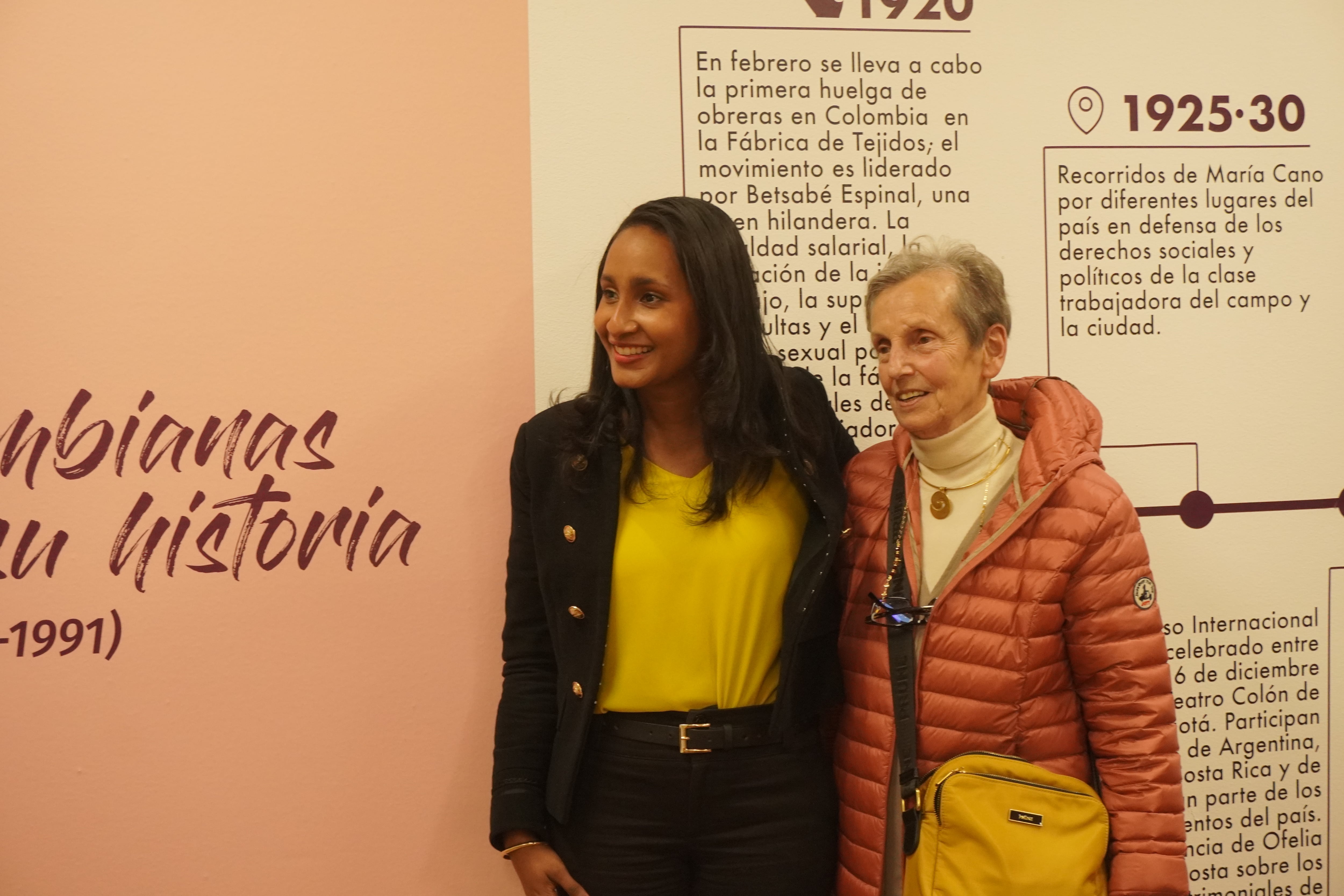 La ministra de Cultura Angélica Mayolo y la activista por los derechos de las mujeres, Florence Thomas, en la inauguración de la exposición “Libertad y Ciudadanía, Historias de las mujeres en Colombia, Siglo XVI al Siglo XX”.