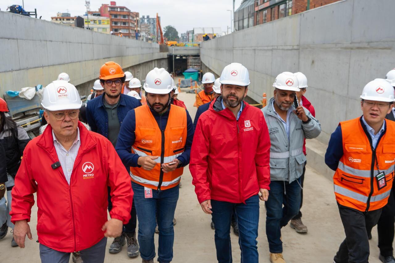 Alcalde Carlos Fernando Galán visitando las obras de la Calle 72