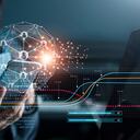 Mujer de negocios que usa un teléfono inteligente móvil en una conexión de red global y conexión de datos de clientes con antecedentes azules, marketing digital, intercambios de datos, innovación y tecnología.