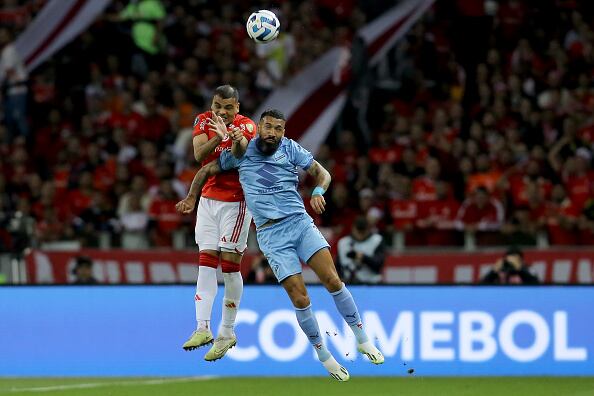 PORTO ALEGRE, BRAZIL - AUGUST 29: Gabriel Ivan Mercado of Internacional fights for the ball with Ronnie Allan Saez of Bolivar during a second leg quarter final match between Internacional and Bolivar as part of Copa CONMEBOL Libertadores 2023 at Beira-Rio Stadium on August 29, 2023 in Porto Alegre, Brazil. (Photo by Pedro H. Tesch/Getty Images)