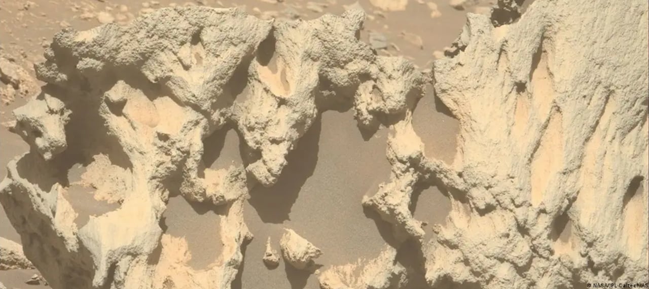 Una roca detectada en septiembre presentó un perfil químico ajeno al de Marte.