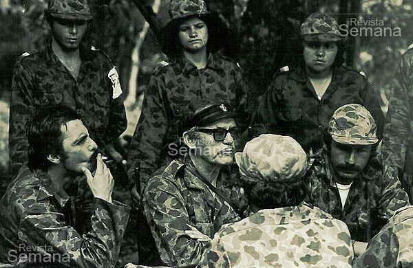 Jacobo Arenas (en el centro) con algunos integrantes de lo que años después sería el M-19, entre ellos Carlos Pizarro  (el primero abajo a la izquierda).