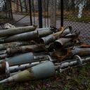 Los restos de proyectiles de artillería y misiles, incluidas las municiones en racimo, se almacenan el 18 de diciembre de 2022 en Toretsk, Ucrania