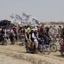 Los partidarios de los talibanes llevan las banderas blancas en la ciudad fronteriza afgano-pakistaní de Chaman, Pakistán, el miércoles 14 de julio de 2021. Los talibanes están presionando con su aumento en Afganistán, diciendo el miércoles que se apoderaron de Spin Boldaka, un estratégico cruce fronterizo con Pakistán: el último de una serie de puestos fronterizos clave que han pasado a estar bajo su control en las últimas semanas. Foto AP / Tariq Achkzai.