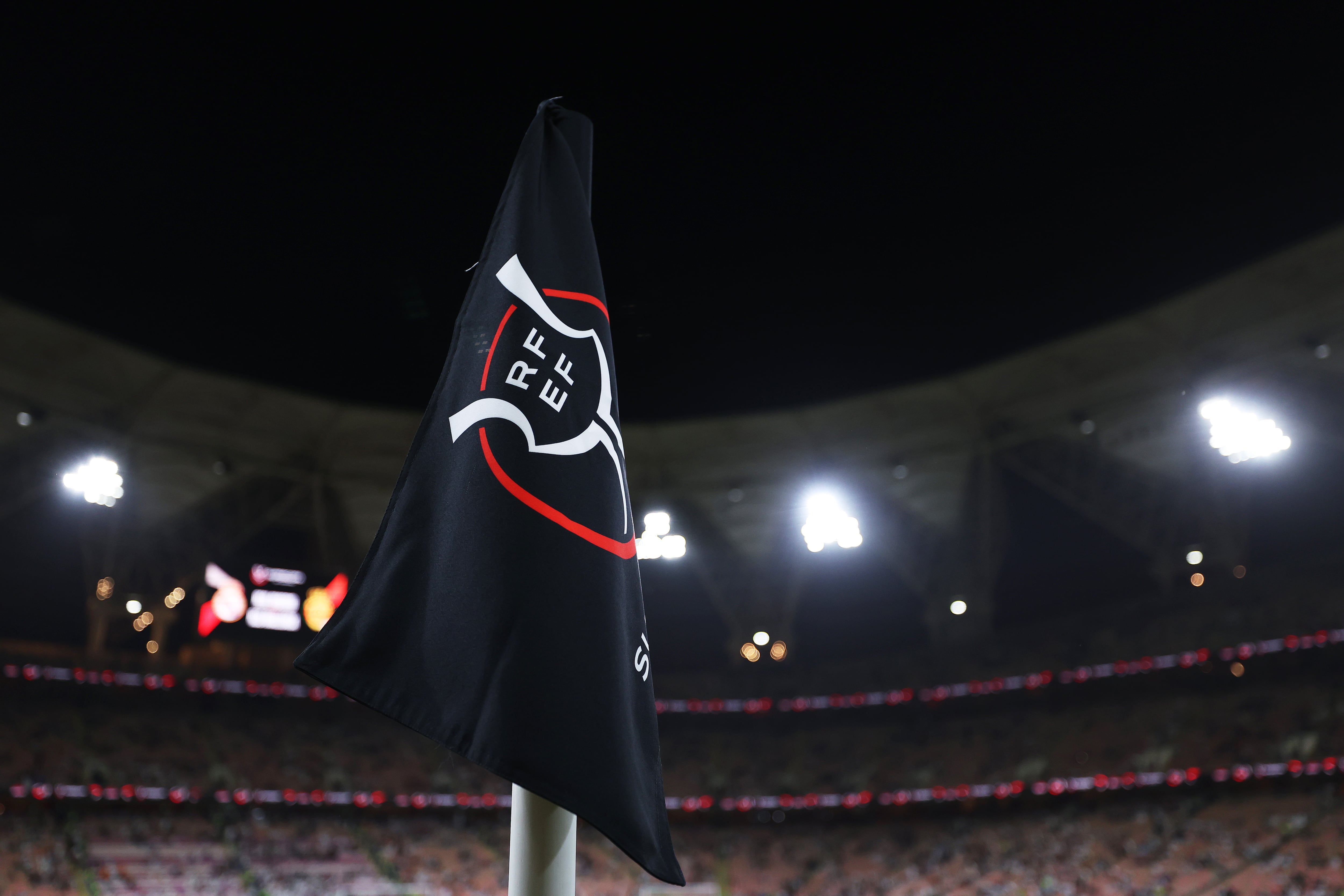Vista detallada de un banderín de córner en el interior del estadio antes del partido de semifinales de la Supercopa de España entre el Real Madrid y el RCD Mallorca en el King Abdullah Sports City el 09 de enero de 2025 en Jeddah, Arabia Saudí.