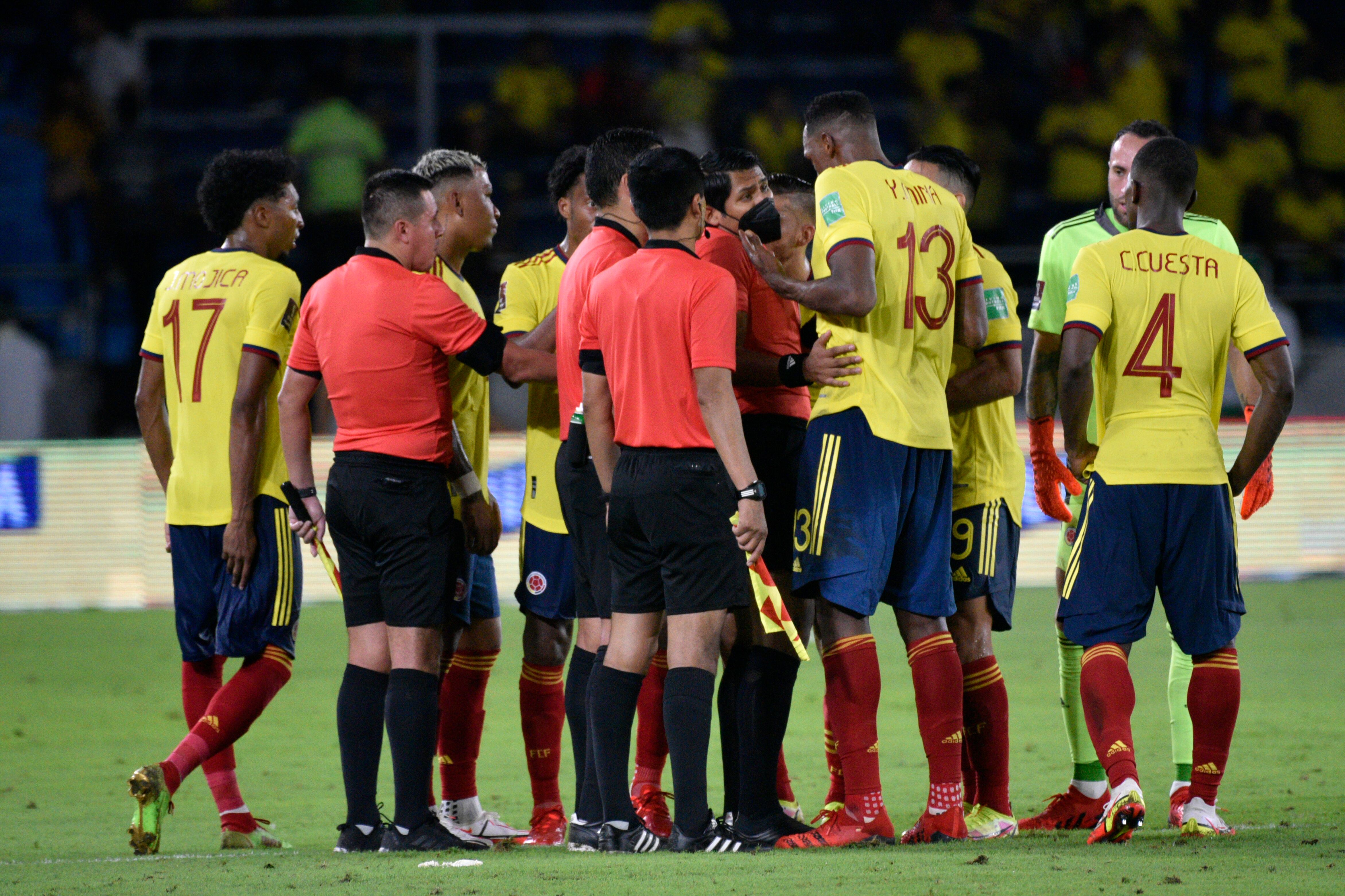 Yerry Mina, protagonista de la jugada más polémica del juego ante Ecuador, protestando contra el juez Diego Haro.