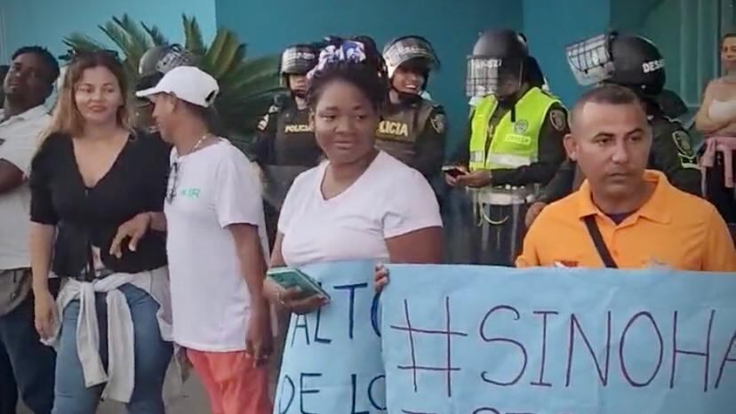 Con carteleras y cadenas humanas habían bloqueado la entrada del aeropuerto.