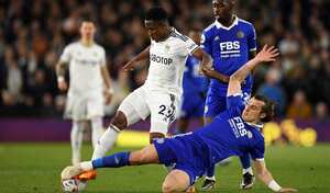 Luis Sinisterra disputó un balón y salió mal librado en Premier League.