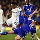 Luis Sinisterra disputó un balón y salió mal librado en Premier League.