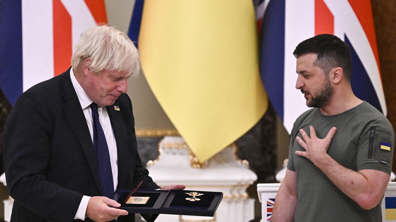 El presidente ucraniano Volodymyr Zelensky (derecha) entrega la medalla "La Orden de la Libertad" al primer ministro británico Boris Johnson (izquierda) en Kyiv el Día de la Independencia de Ucrania el 24 de agosto de 2022, en medio de la invasión rusa de Ucrania. - El primer ministro británico, Boris Johnson, estuvo en Kyiv el 24 de agosto de 2022, elogiando la "fuerte voluntad de los ucranianos para resistir" la invasión de Rusia, mientras la nación celebra su Día de la Independencia y marca el hito de seis meses de guerra. (Foto de Genya SAVILOV / AFP)