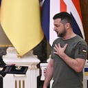 El presidente ucraniano Volodymyr Zelensky (derecha) entrega la medalla "La Orden de la Libertad" al primer ministro británico Boris Johnson (izquierda) en Kyiv el Día de la Independencia de Ucrania el 24 de agosto de 2022, en medio de la invasión rusa de Ucrania. - El primer ministro británico, Boris Johnson, estuvo en Kyiv el 24 de agosto de 2022, elogiando la "fuerte voluntad de los ucranianos para resistir" la invasión de Rusia, mientras la nación celebra su Día de la Independencia y marca el hito de seis meses de guerra. (Foto de Genya SAVILOV / AFP)