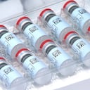 Johnson & Johnson muestra viales de la vacuna COVID-19 en los Estados Unidos. (Johnson & Johnson vía AP)