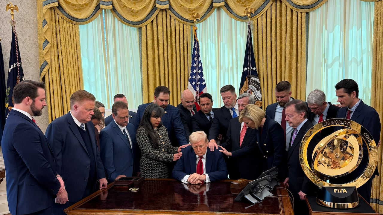 Líderes religiosos de todo el país rezaron por EE. UU. en el Despacho Oval.