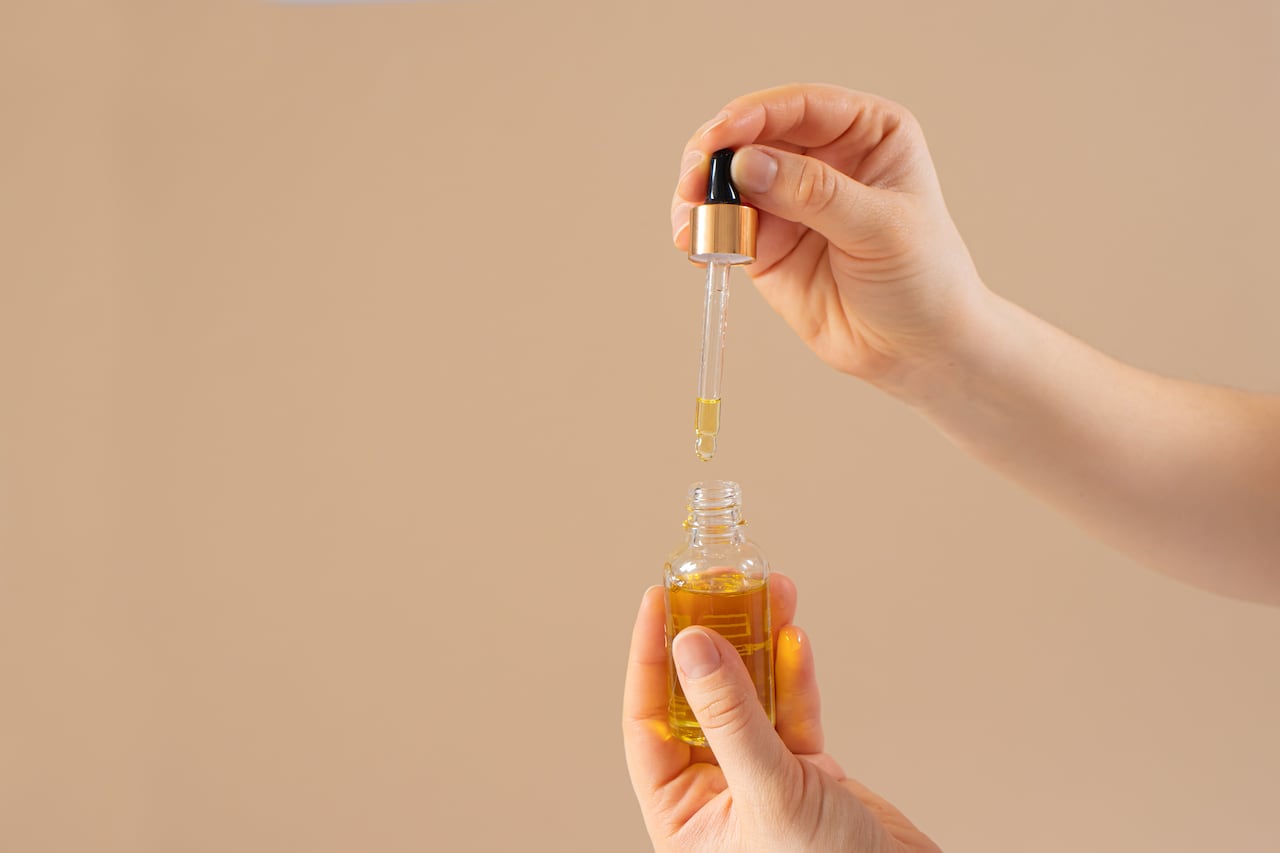 Aceite de ricino para pestañas y cejas para el crecimiento del cabello en un frasco de vidrio con un cuentagotas.