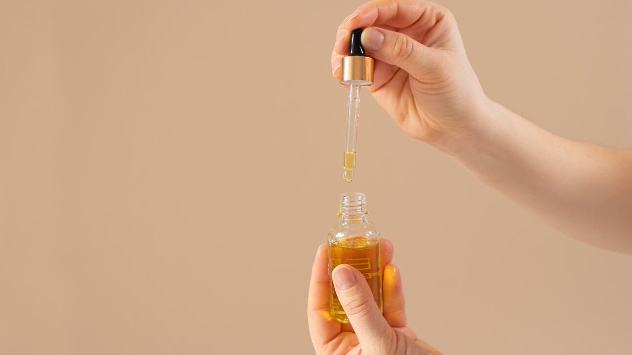 Aceite de ricino para pestañas y cejas para el crecimiento del cabello en un frasco de vidrio con un cuentagotas.