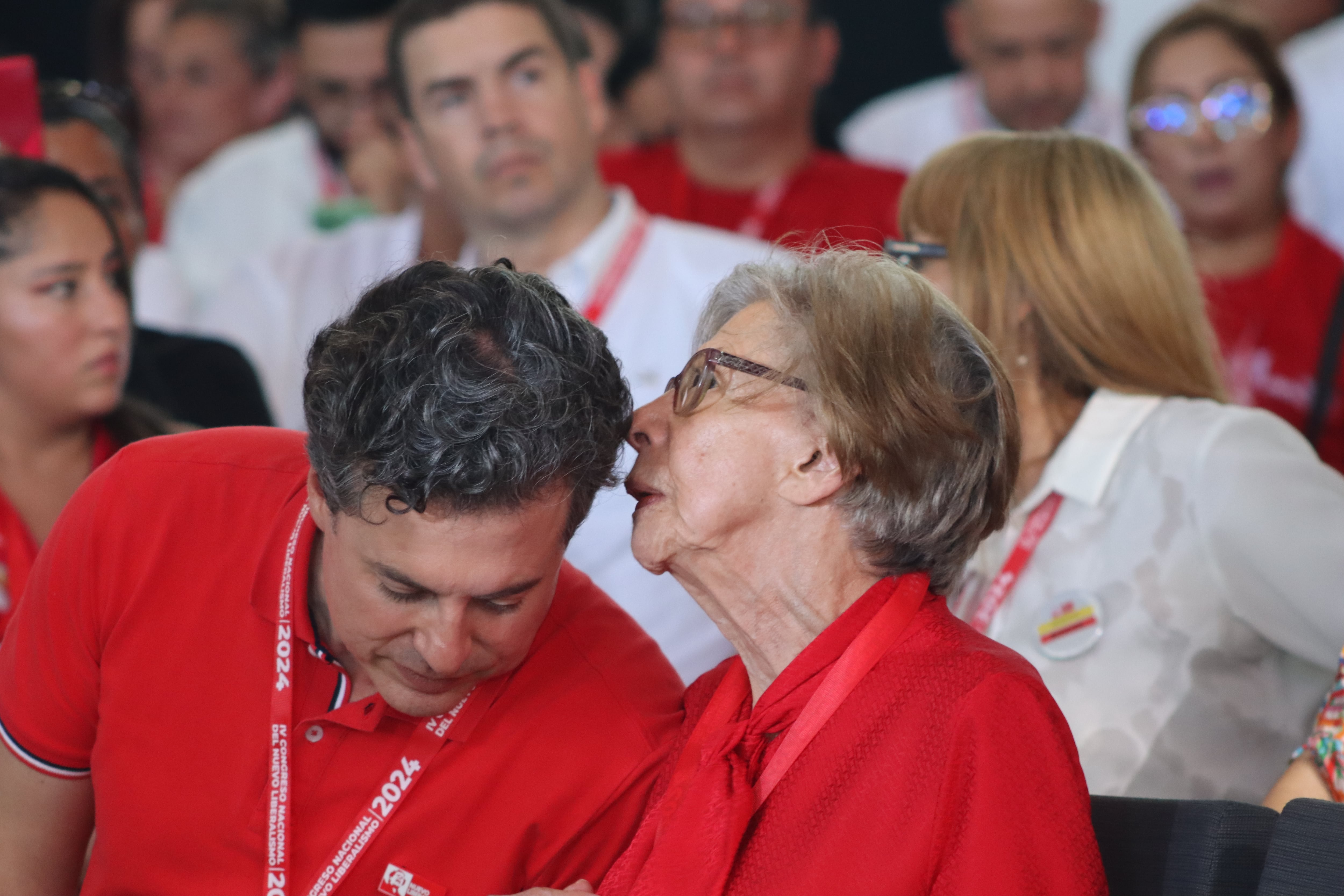 Juan Manuel Galán, en la cuarta convención del Nuevo Liberalismo en Cartagena, en compañía de su madre, Gloria Pachón de Galán