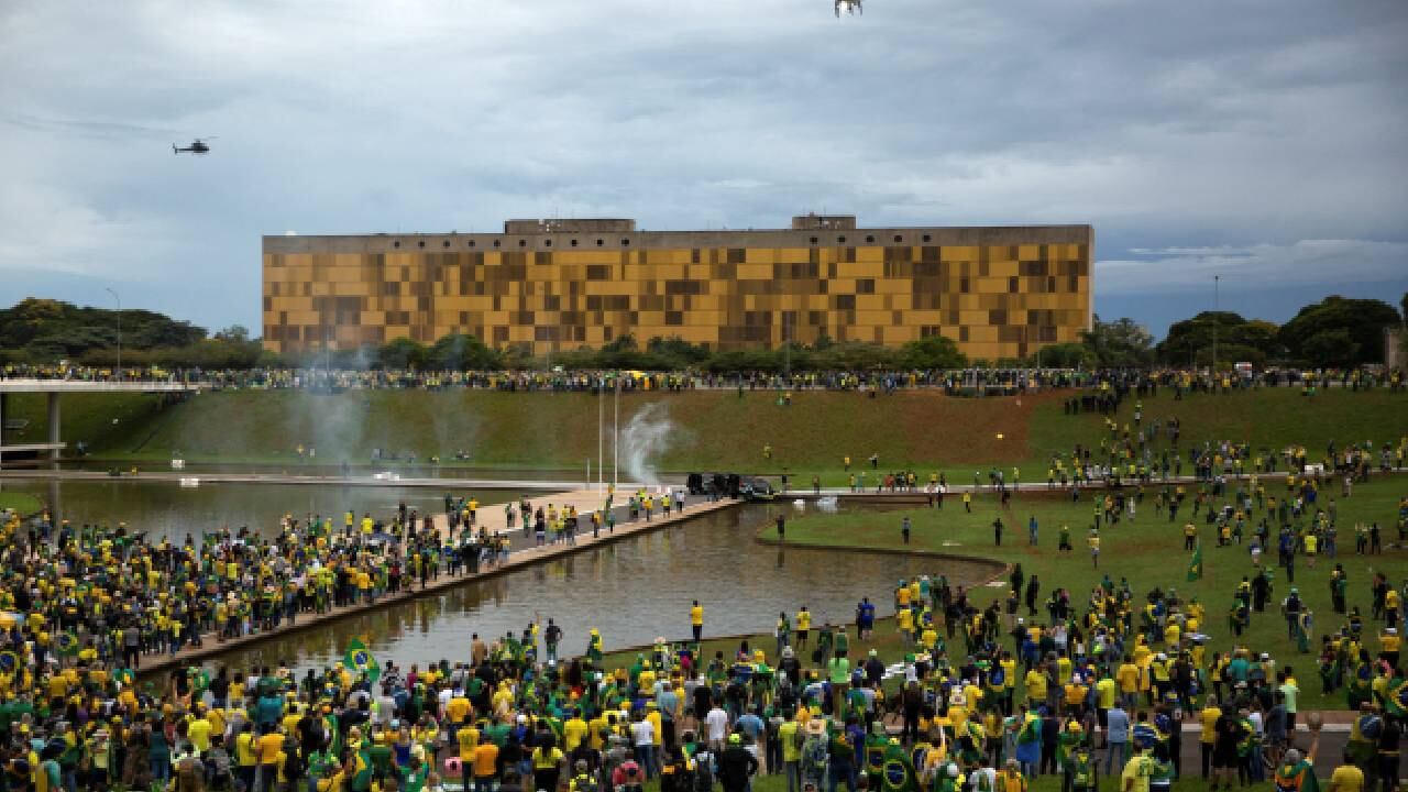 El juez, Alexandre de Moraes, determinó que los bolsonaristas que llevaban acampando desde hacía varios días fueran retirados