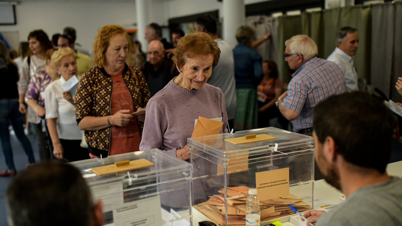 Maria Iturriaga, 88, prepares to cast her vote at a polling station during regional elections, in Olite, around 38 kms (23 miles) from Pamplona, northern Spain, Sunday, May 28, 2023. (AP Photo/Alvaro Barrientos)
