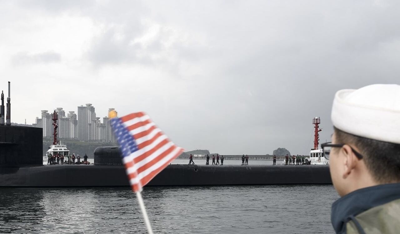 Miembros de las Fuerzas Armadas de Seúl, reciben el submarino nuclear USS Michigan