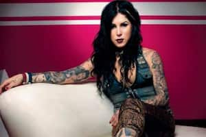 Kat von D es famosa por sus tatuajes realistas en gris y negro. Sus retratos son extraordinarios