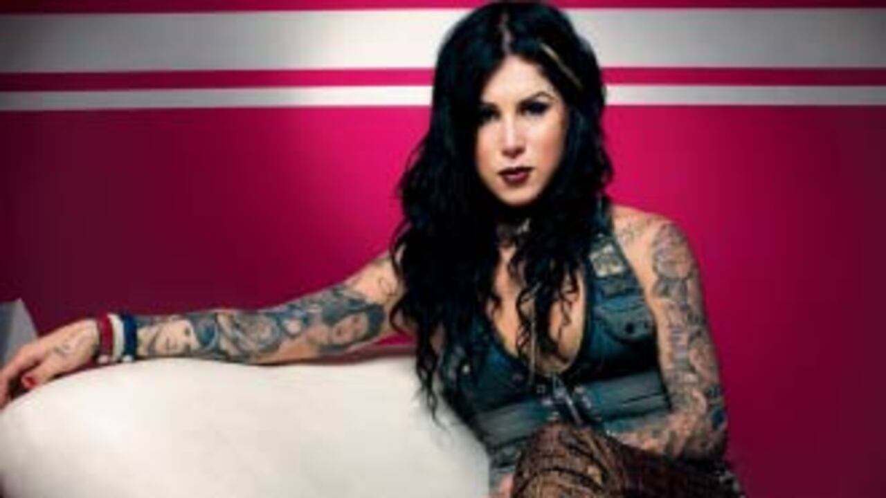 Kat von D es famosa por sus tatuajes realistas en gris y negro. Sus retratos son extraordinarios