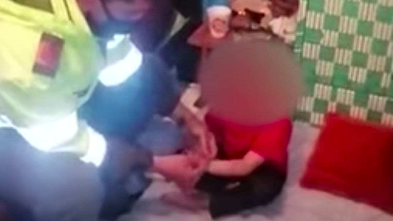 Momento en que un policía le quita la soga al menor de sus manos/Pantallazo de video