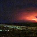 El cielo nocturno brilla tras la erupción de un volcán el viernes 19 de marzo de 2021 en la península Reykjanes de Islandia, no lejos de la capital Reikiavik. (Hildur Hlín Jónsdóttir vía AP)