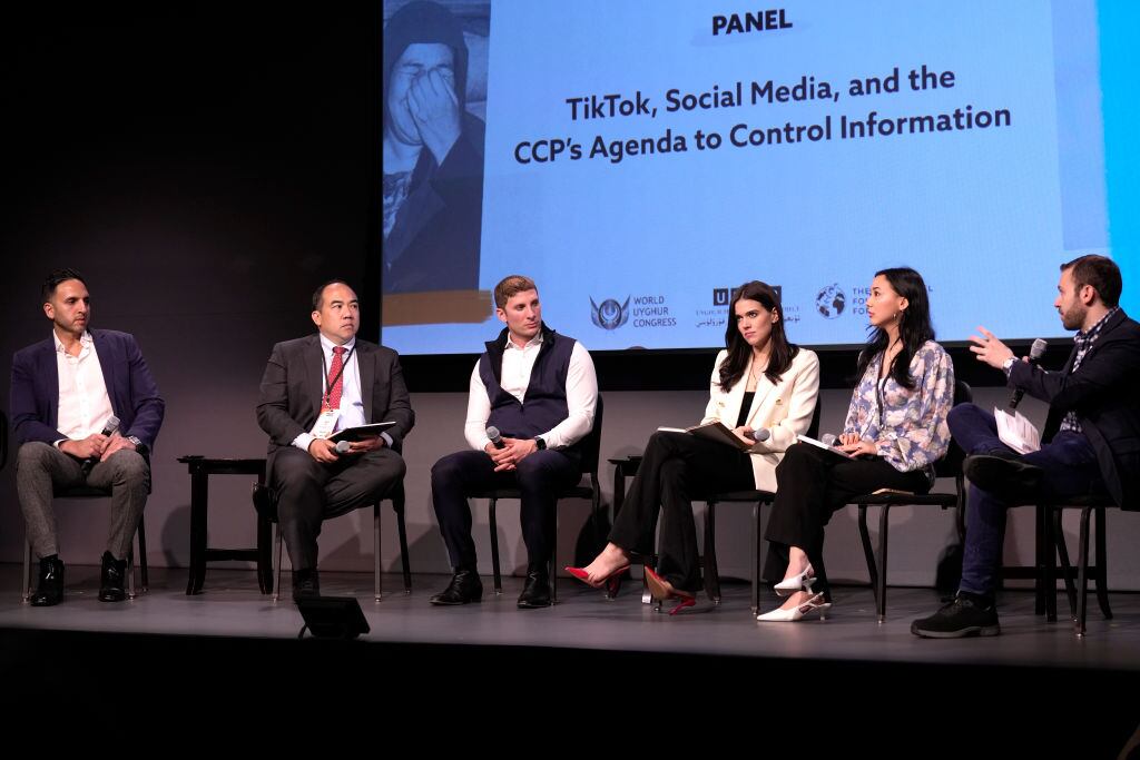 Omar Qudrat, Esma Memtimin, Jacob Helberg, Lydia Moynihan, Juliana Ku y Uriel Epshtein hablan sobre TikTok, las redes sociales y la agenda del PCC para controlar la información en 92nd Street Y en abril 18 de septiembre de 2024 en la ciudad de Nueva York.