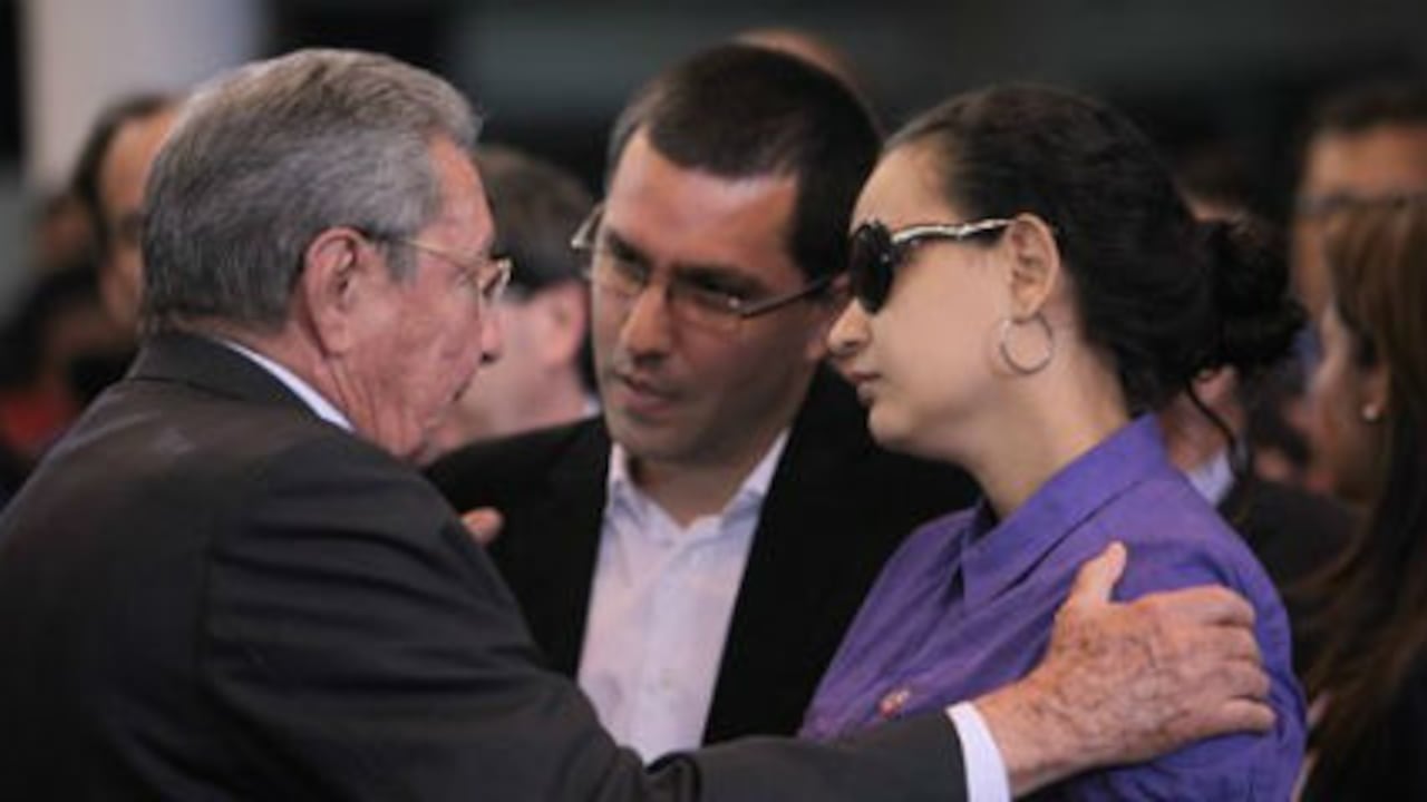 Jorge Arreaza (centro) y su esposa Rosa Virginia Chávez son consolados por el presidente de Cuba, Raúl Castro, en el funeral del presidente Hugo Chávez en Caracas.