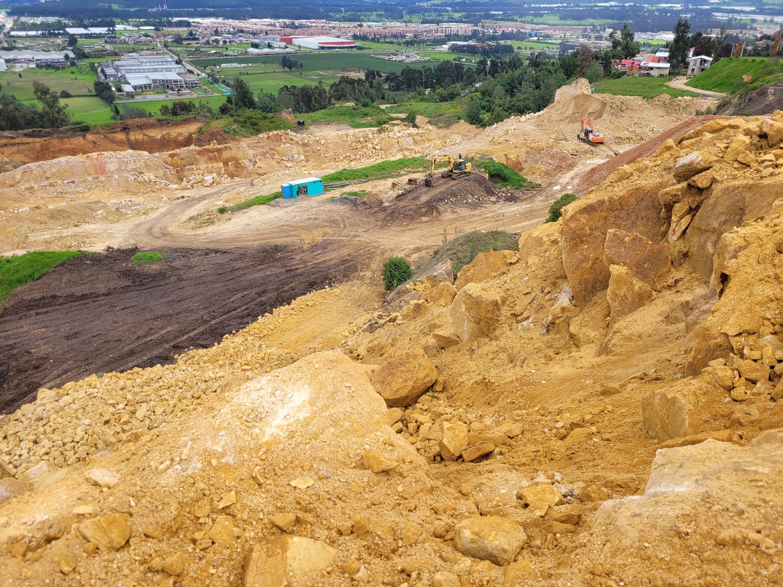 A la hora de la visita, las labores de extracción de arena se encontraban activas