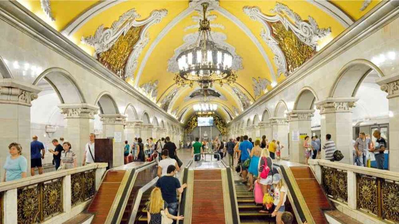 Las primeras estaciones del metro de Moscú, inauguradas en 1935 por Stalin, debían ser como "palacios para el pueblo". Pero los proyectos del siglo XXI son mucho menos formales.