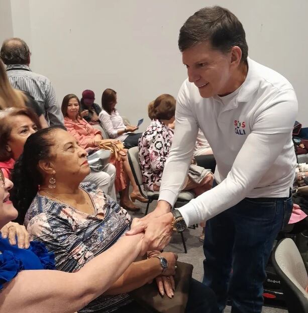 Wilson Ruiz entregó 160.000 firmas a la Registraduría para avalar su candidatura a la Alcaldía de Cali.