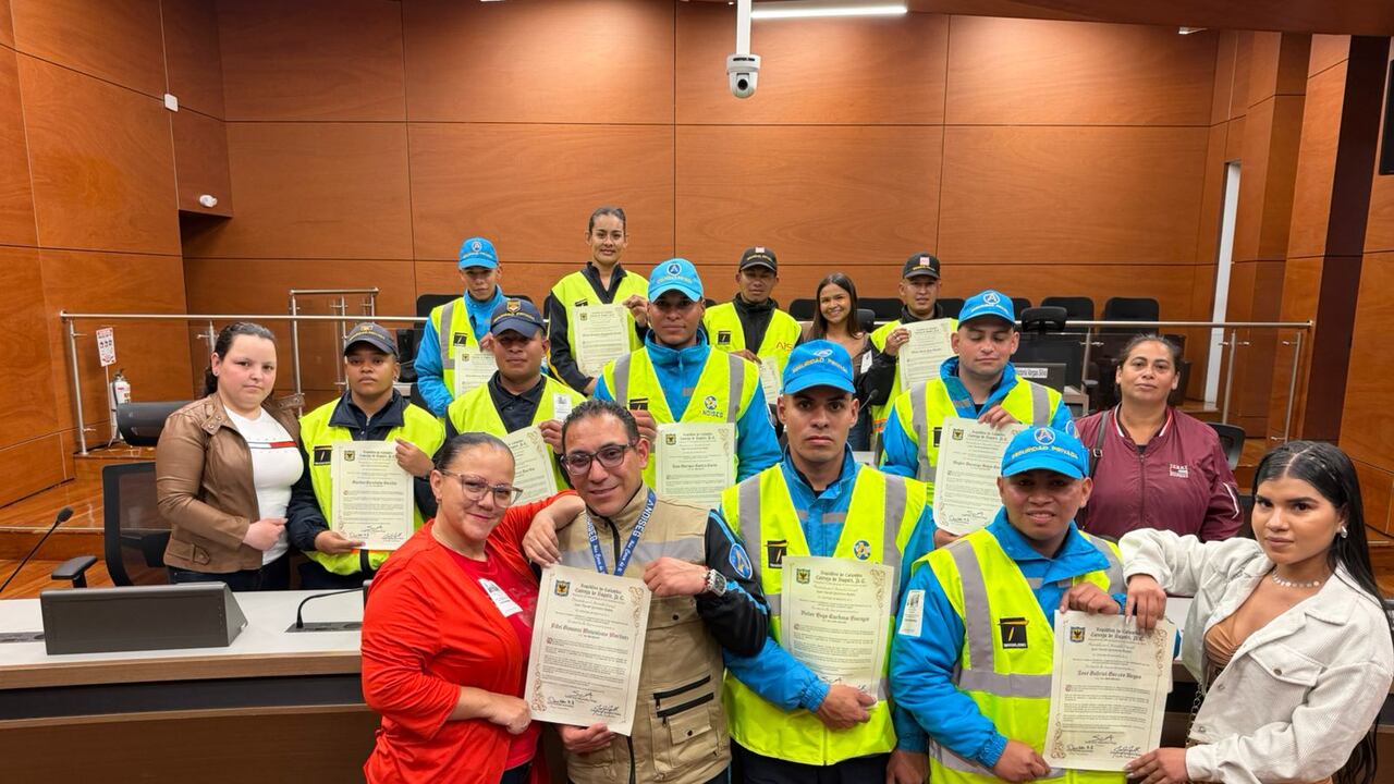Guardianes que enfrentaron a colados con cuchillo en el 20 de Julio recibieron una condecoración.