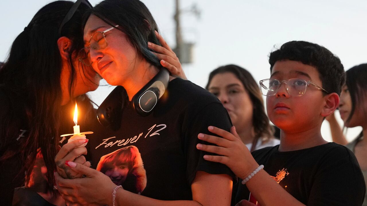 Alexis Nungaray, la madre de Jocelyn Nungaray, centro, recibe consuelo durante una vigilia con velas para su hija el viernes 21 de junio de 2024 en Houston.